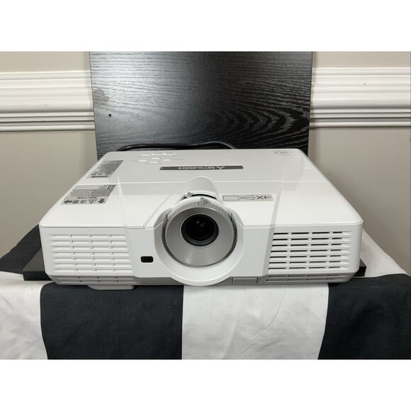 Mitsubishi XD520U DLP Projector High-Quality HD Home Theater Tested & Working - Picture 1 of 8